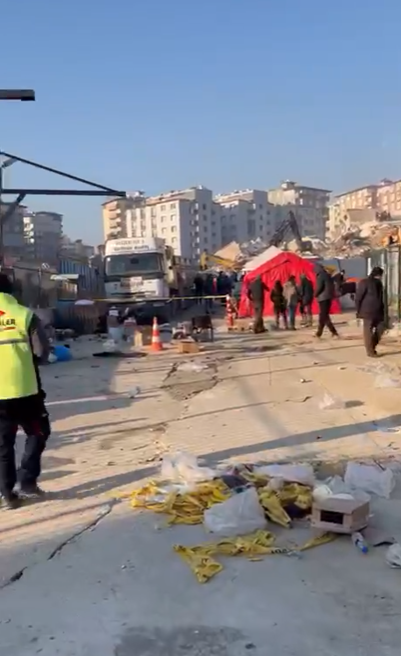 SON ULAŞAN BİLGİ En büyük ihtiyacımız mobil tuvalet özellikle askerlere çünkü birliğe dönüp ihtiyaçlarını sağlaması 2 saat alıyor Buda 30 kişinin alandan eksilmesi demek #rönesansrezidans
<a href="/haluklevent/">Haluk Levent ( Ahbap Ekibi )</a>  <a href="/BabalaTv/">BaBaLa TV</a>  <a href="/ProfDemirtas/">Özgür Demirtaş</a> <a href="/halktvcomtr/">Halk TV</a>
 <a href="/DepremDairesi/">AFAD Deprem</a>
 <a href="/ahbap/">Ahbap</a>
 <a href="/OguzhanUgur/">Oğuzhan Uğur</a>