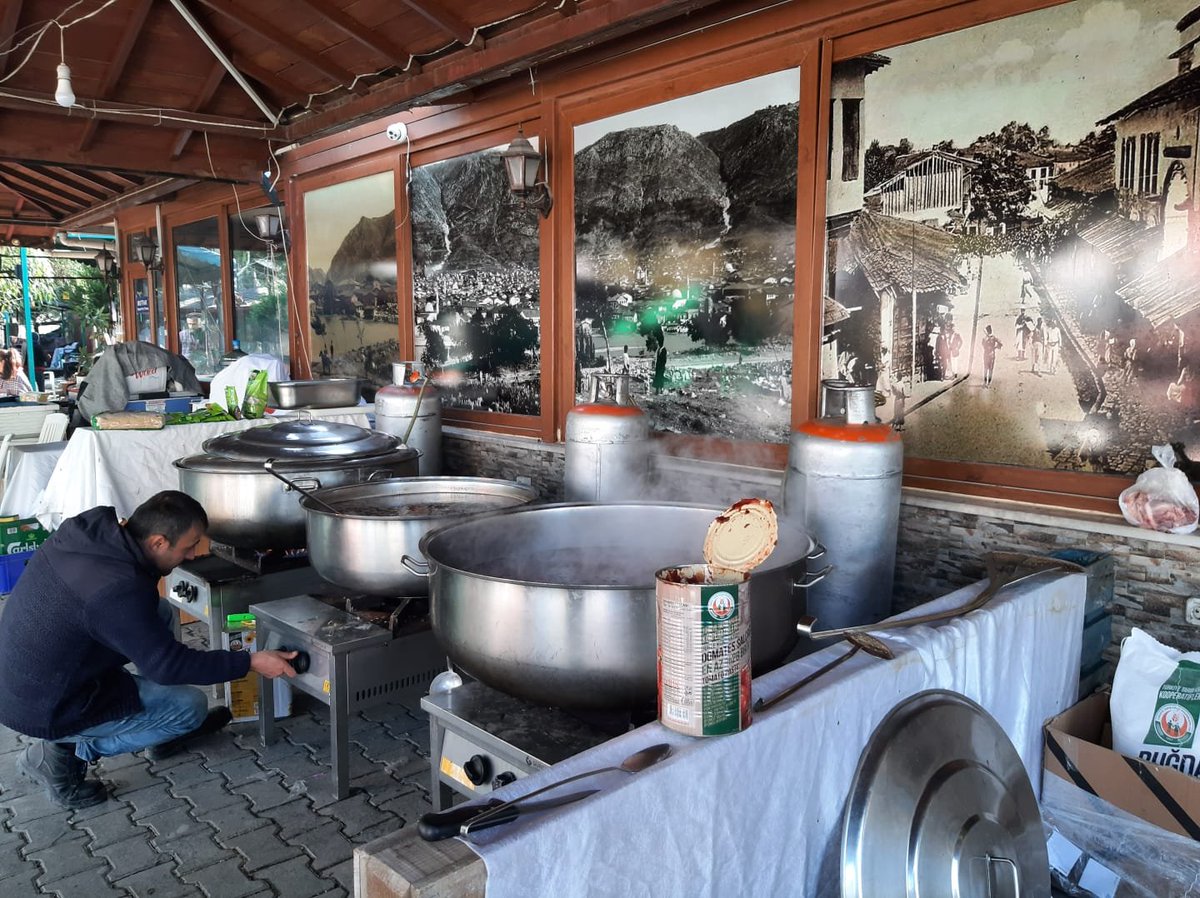 Teyitli bilgi: Antakya'da Star life kır bahçesi önünde sıcak yemek dağıtımı yapılacak. Ayrıca temiz kıyafet ayakkabı battaniye bebek bezi maması var. Elden ele lütfen.

google.com/maps?q=36.2187…