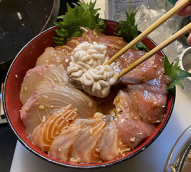 「海鮮丼とダダミの味噌汁作った。『居酒屋まるよ』で作画する料理なのでちょっとフンパ」|須賀原洋行『うああな人々』『ゴキちゃん』電子書籍で発売中！のイラスト