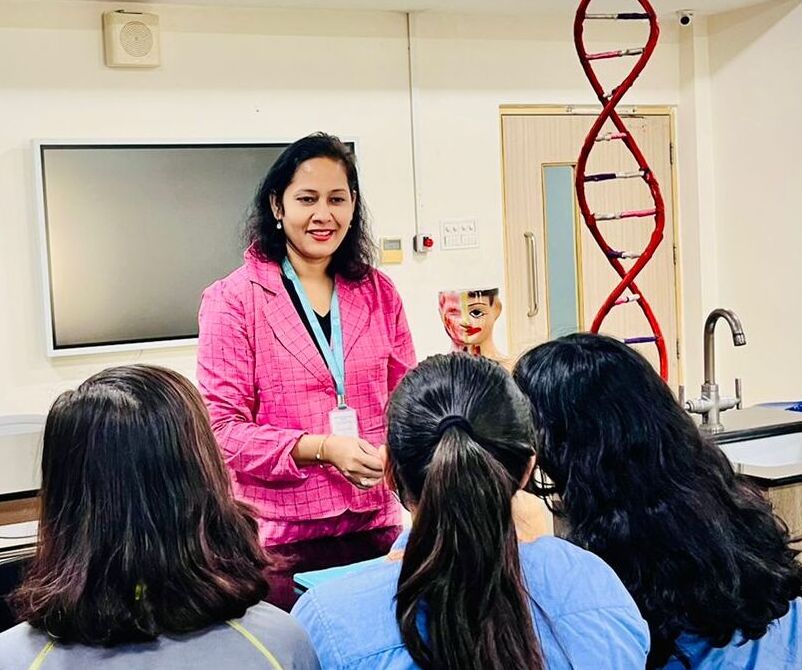 NAEducation's tweet image. Meet Dr Archana Gaikwad, Bio Teacher and STEAM Lead at @learnOIS Gachibowli. She holds a PhD in Neuroscience.
11 Feb is Intl Day of Women and Girls in Science.
#InternationalDayOfWomenAndGirlsInScience #WomenInScience #NordAngliaEducation