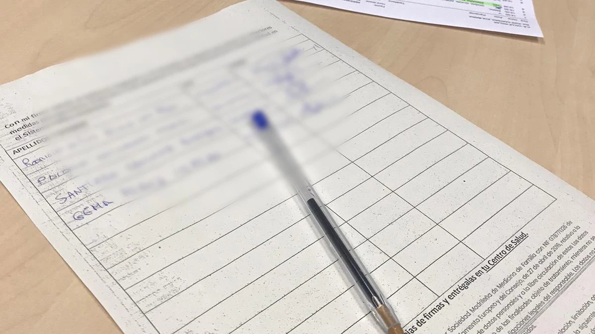 MinDeLaVerdad's tweet photo. ¿Te imaginas que vas a la consulta del médico y te intenta hacer firmar un documento contra Ayuso a favor de la huelga política? Pues eso está pasando en Madrid. Muchos usuarios lo está denunciando.

Ya no es huelga política, es acoso a los usuarios.
https://t.co/Wp8S7vBI43 https://t.co/3UQmbAhe1X