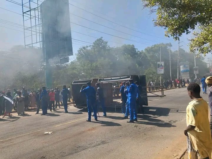 magwaz3's tweet image. Kikuyus traders from Limuru have decided to take their frustrations over the rise in #CostOfLivingCrisis to the streets, they claim President William Ruto fooled them. 

Kalenjins aisha jumwa Musalia  Mudavadi #GlobalHungerIndex2022
Eric Omondi Obinna machakos Raila Odinga