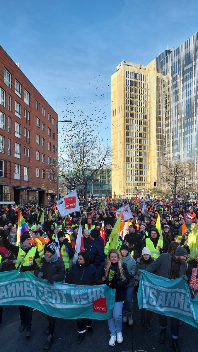 Starker #TVöD Warnstreikauftakt der Berliner Krankenhäuser. Sehr gute Streikbeteiligung. Aus dem Jüdischen Krankenhaus war fast jede 2. Pflegekraft dabei. Man merkt da brennt es lichterloh. 🔥🔥🔥 Das kommt davon, wenn man mit seinem Personal scheisse umgeht. #verdi
