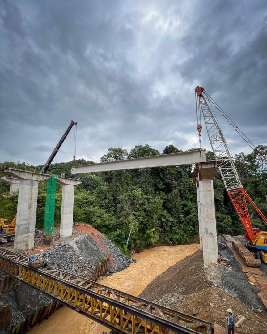Kerja 'launching' rasuk jambatan merentangi Sg Bilut di Krau Interchange telah dimulakan pada 10 Feb 2023. Jambatan yang panjangnya hampir 200m ini merupakan jambatan yang terpanjang dalam jajaran Raub Bypass.
#Raubbypass
#CSRforall