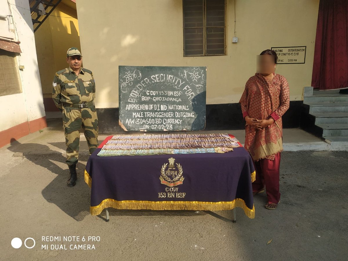 Alert troops of #BSF jawan's apprehended a smuggler red handed with 3,04,500 Taka Bangladeshi Currency being smuggled from India to Bangladesh.

#BSF_FoiledSmuggling
#IndoBangladeshBorder