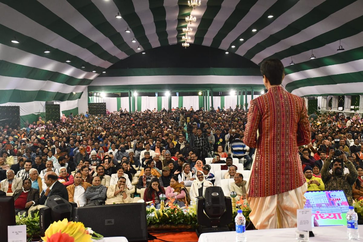 authornilotpal's tweet photo. जन्मदिन की हार्दिक बधाई @DrKumarVishwas  भैया...हिंदी कविता को सुनने की हद का इसी तरह विस्तार करते रहिए 🙏💐💐 जय हो। https://t.co/vpVbt5lOch