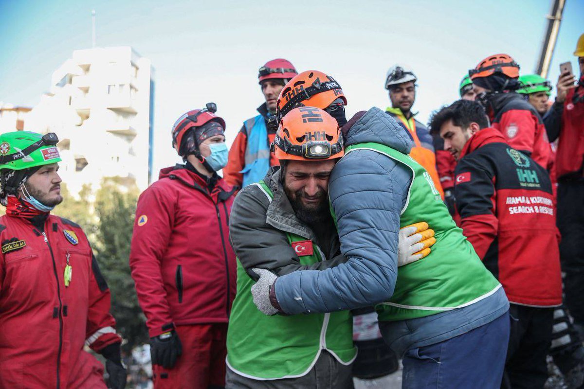 eAcarNet's tweet photo. Depremin 102. saatinde Hatay'da aynı enkazdan 6 kişi kurtarıldı. 
Bu insanların hakkı ödenmez iyi ki varsınız güzel insanlar! Devam! 🙏 https://t.co/PQ1kBqB6dr