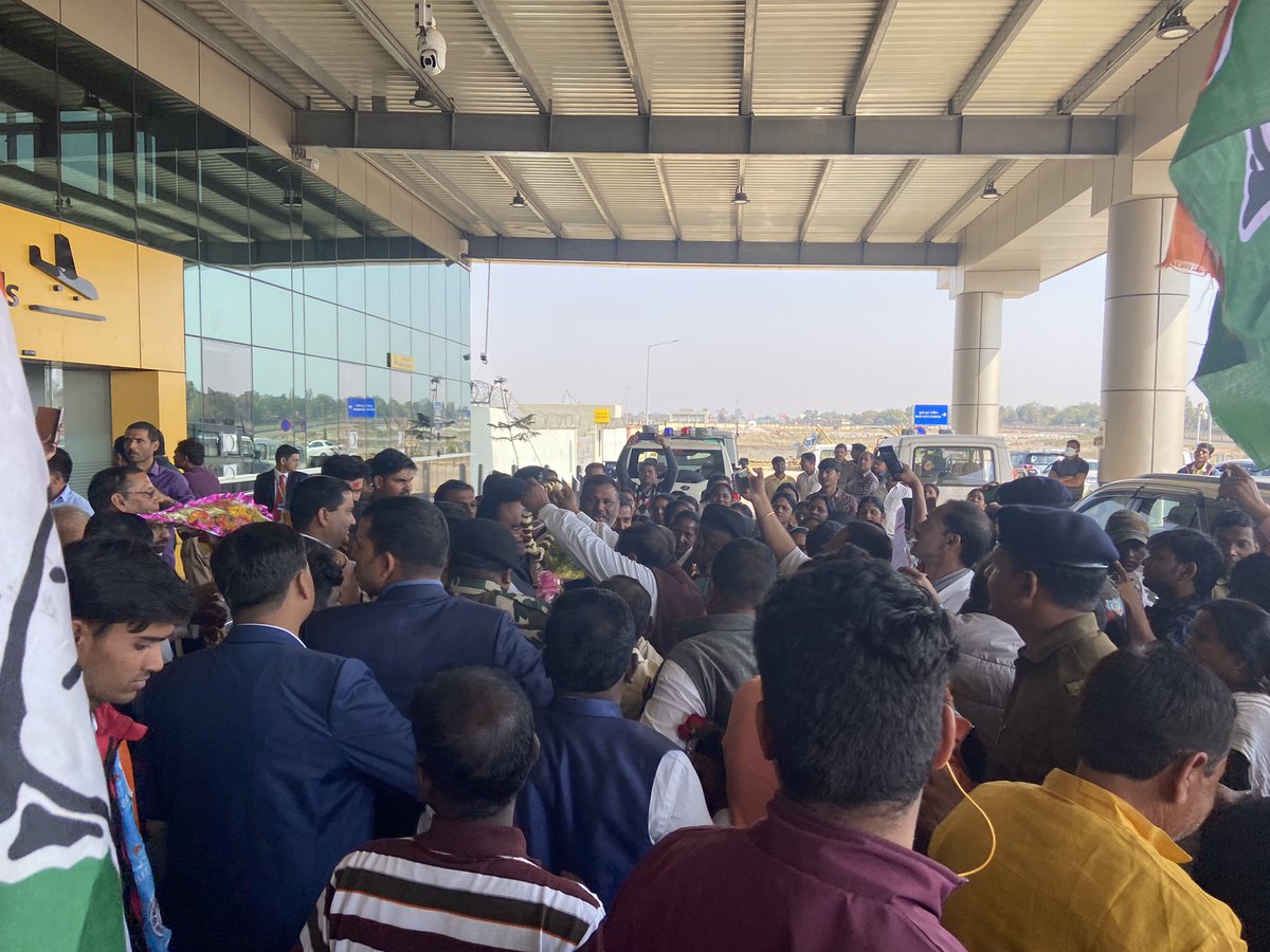 Binay__Sinha's tweet image. आदरणीय @avinashpandeinc जी का #Devghar airport पे  @INCJharkhand  के  कार्यकर्ता द्वारा ज़ोरदार अभिनंदन एवं स्वागत ॥ @INCJharkhand @WithCongress @CongressFans @RajeshThakurINC @Alamgircongress @Badal_Patralekh @pranavINC @NasirHussainINC @AICC