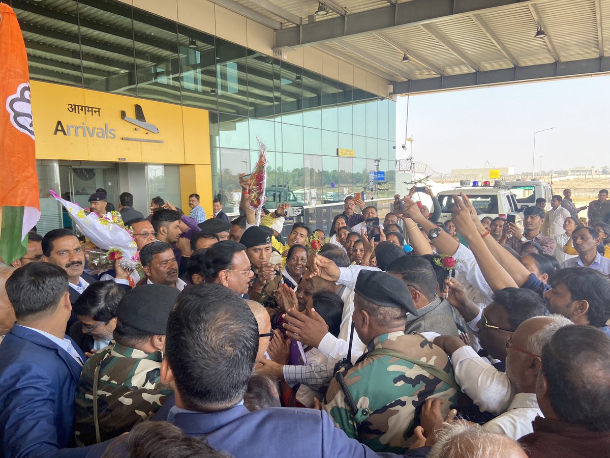 Binay__Sinha's tweet image. आदरणीय @avinashpandeinc जी का #Devghar airport पे  @INCJharkhand  के  कार्यकर्ता द्वारा ज़ोरदार अभिनंदन एवं स्वागत ॥ @INCJharkhand @WithCongress @CongressFans @RajeshThakurINC @Alamgircongress @Badal_Patralekh @pranavINC @NasirHussainINC @AICC