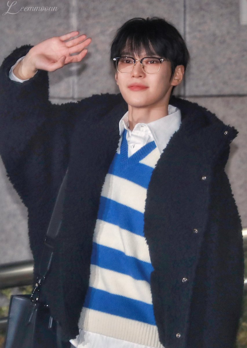 lemonNbrownie's tweet photo. 230210  뮤뱅 퇴근

#도영 #DOYOUNG #NCT #NCT127 https://t.co/eNK3VNqlCy