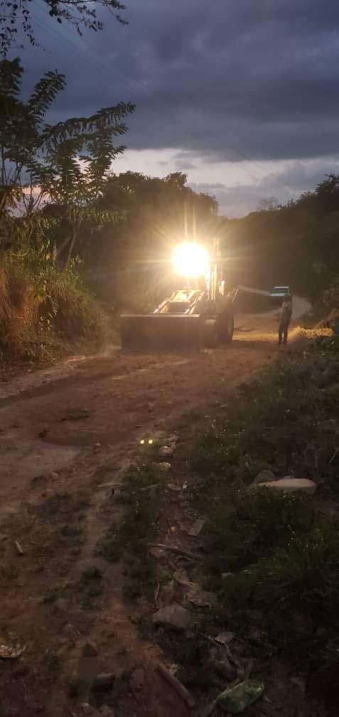 Alc_SanCarlos's tweet photo. La Alcaldía de San Carlos junto al Gobierno de Cojedes iniciaron las labores de recuperación de la vialidad Manrique- Valle del Río, de la parroquia Manuel Manrique. https://t.co/JCtypwy1by