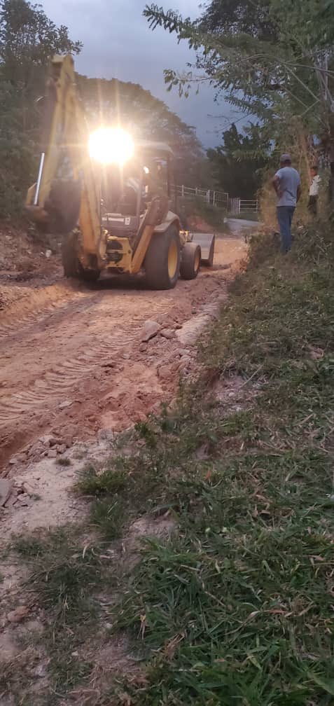Alc_SanCarlos's tweet photo. La Alcaldía de San Carlos junto al Gobierno de Cojedes iniciaron las labores de recuperación de la vialidad Manrique- Valle del Río, de la parroquia Manuel Manrique. https://t.co/JCtypwy1by