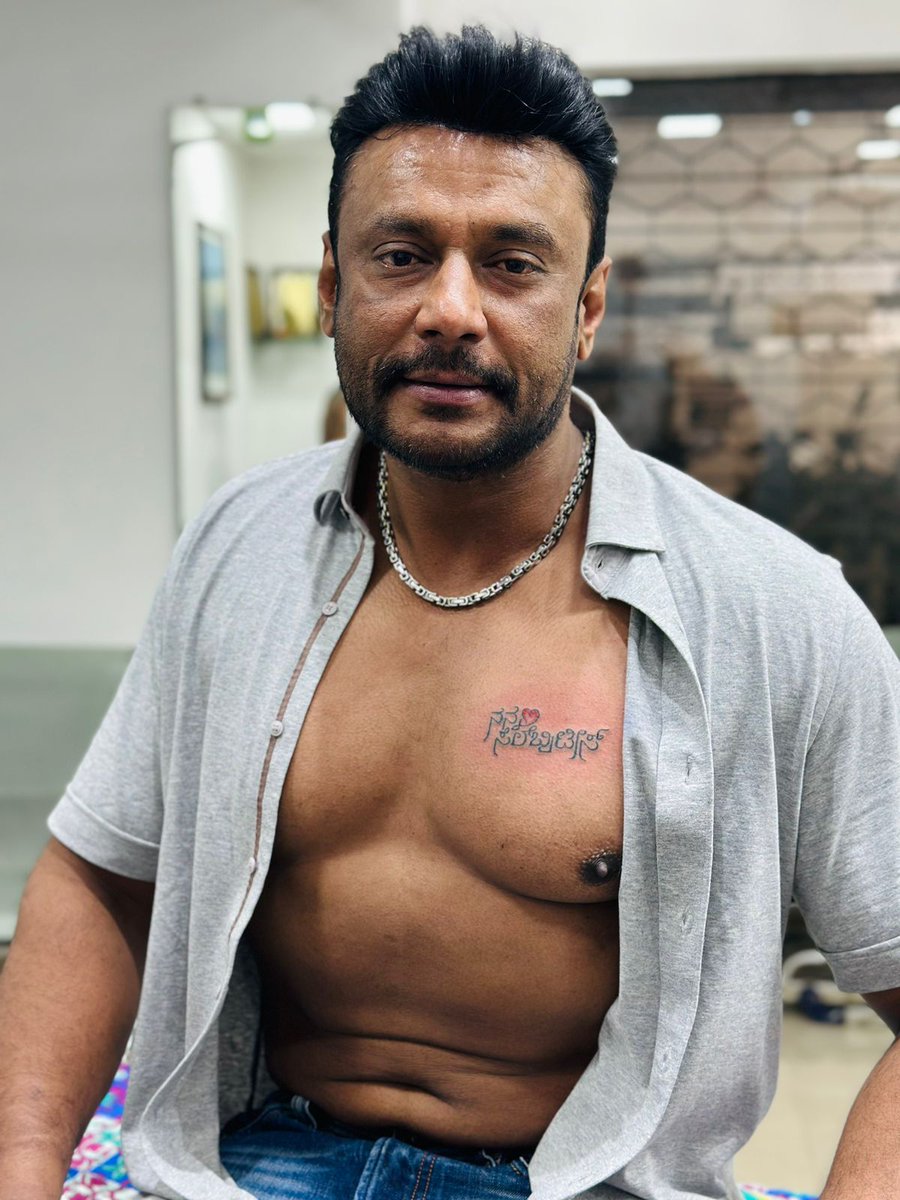 ThoogudeepaViji's tweet photo. ಇತಿಹಾಸದಲ್ಲಿ ಮೊಟ್ಟ ಮೊದಲಬಾರಿಗೆ ತನ್ನ ಅಭಿಮಾನಿಗಳ ಮೇಲೆ ಇರುವ ಪ್ರೀತಿಯಿಂದ ತಮ್ಮ ಎದೆಯ ಮೇಲೆ ನನ್ನ ❤️ಸೆಲೆಬ್ರಿಟಿ ಟ್ಯಾಟೂ ಹಾಕಿಸಿಕೊಂಡಿರುವ ಏಕೈಕನಟ ನಮ್ಮೆಲ್ಲರ ಪ್ರೀತಿಯ ದೇವರು @dasadarshan ಬಾ���್ 🙏
ಅಭಿಮಾನಿಗಳ ಮೇಲೆ ನೀವು ಇಟ್ಟಿರುವ ಪ್ರೀತಿಗೆ ನಿಮ್ಮ ಸಮಸ್ತ ಅಭಿಮಾನಿಗಳು ಸದಾಚಿರಋಣಿ ಬಾಸ್🙏🙏
#DBoss #DarshanThoogudeepa https://t.co/pAVqqtejGQ