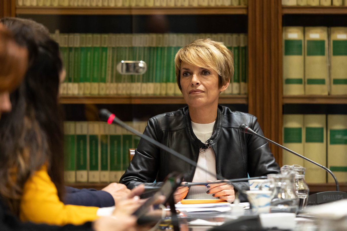 EICAGobCan's tweet photo. 📸La consejera #EcoGobCan, @Elenamanez, explica en @Parcan la potencia de la Agenda Digital Canaria #Adcan 2025 para transformar la #economía, con 800 millones en 455 proyectos, además de los contactos con #Israel para #innovación y las conclusiones del I Congreso de #Empleo🏛️ https://t.co/3TQTAr4Gb3