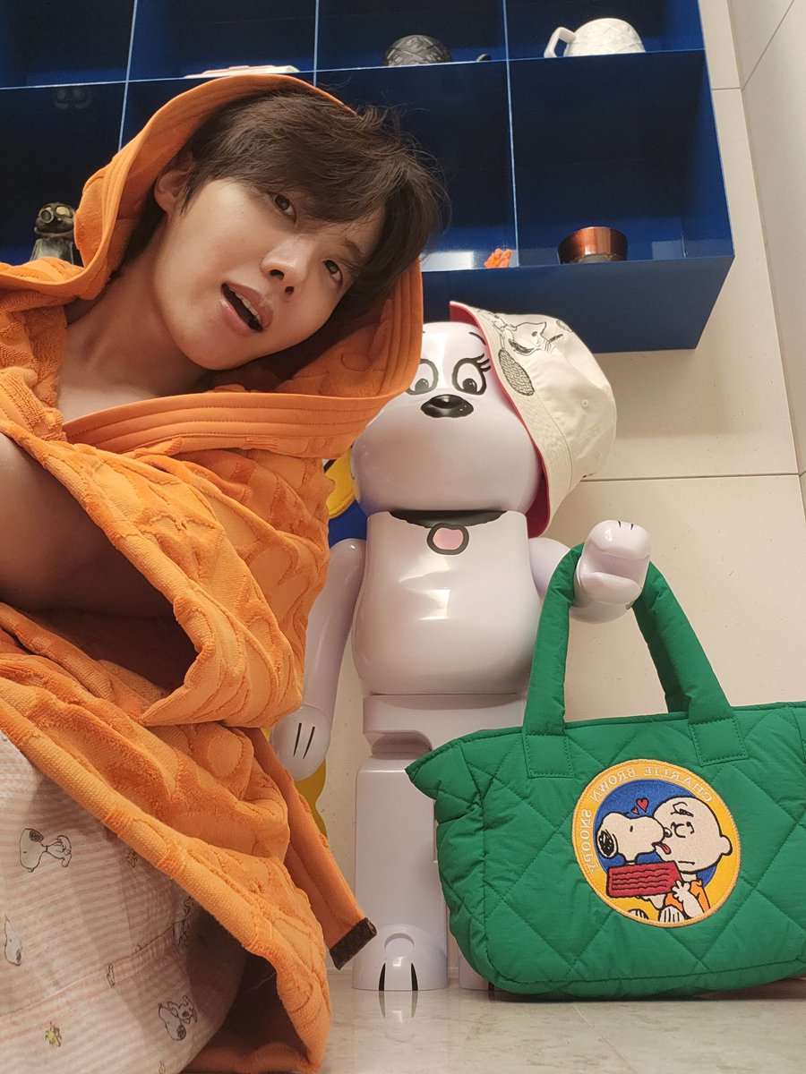 Minna63309383's tweet photo. Did I just get hot? Hoseok only in a bathrobe. Have mercy on us... are you underneath are you in an Adam costume?🥵😈
#HOSEOK #JHOPE #jhopebathrobe https://t.co/ie6uPSILMy