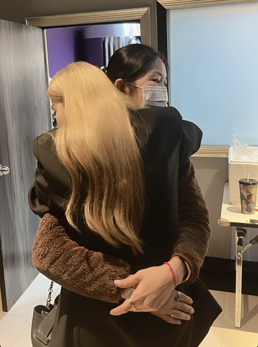 freenbeckBF's tweet photo. Hug From Freen’s Mom 😭 she is so proud of you 💖💖

 #ทฤษฎีสีชมพูTheDebutante

#GAPtheseriesep12
#ฟรีนเบค #GAPtheseries  #srchafreen #Beckysangels #FreenBecky https://t.co/pOHDIk8C9D