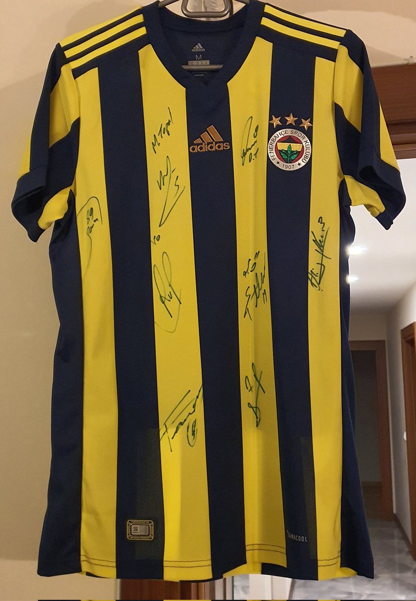 karamacha's tweet photo. 2017-18 sezonu imzalı Fenerbahçe çubuklu formamı geliri depremzedelere bağışlanmak üzere açık artırma usulü satışa çıkarıyorum. Robin van Persie, Fernandao, Mehmet Topal ve diğer 5 futbolcumuzun imzası mevcuttur. Satıştan elde edilecek geliri @ahbap'a bağışlayacağım. https://t.co/zHf3FwpXlh