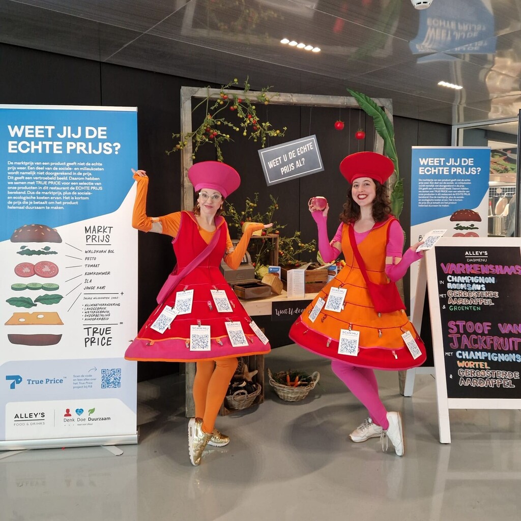 livecomnl's tweet image. Deze week hebben de actrices van Perfect Match de aftrap verzorgd van de True Price pilot voor het Ministerie van Infrastructuur en Waterstaat. Welke sociale- en milieukosten komen er bij de producten in het bedrijfsrestaurant kijken en zijn de gasten be… instagr.am/p/CoeospHsWSk/