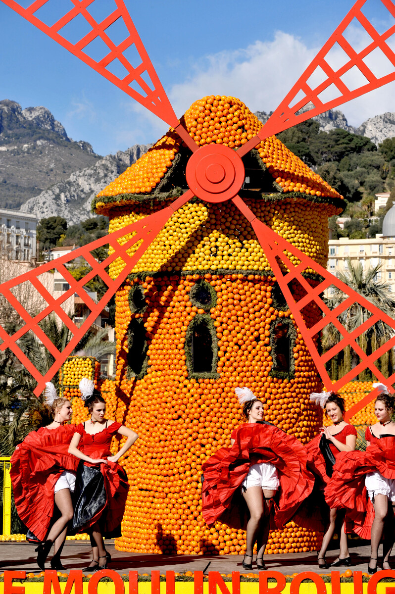 VisitCotedazur's tweet image. 📢 Demain, rendez-vous à #MentonRivieraMerveilles pour la traditionnelle #FeteDuCitron 2023 ! 🍋

Sous le signe du Rock’n’roll 🎸 et de l’Opéra 🎙️, faites place aux parades de corsos, des chars composés d’agrumes… 🥳

📸@fete_du_citron @GeorgesVeran #CotedAzurFrance @OTC_MRM