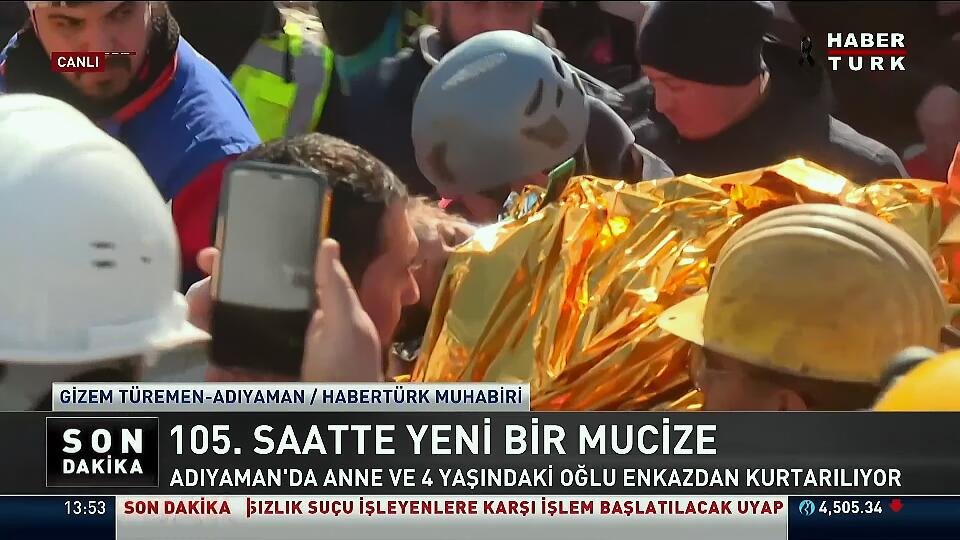 beklenenkral's tweet photo. 105 saatin sonunda şu an Adıyaman'da 4 yaşındaki Yağız Komşu enkazdan çıkartıldı. Birazdan da onu yaşatmak için bunca saattir kucağında koruyan annesi Ayfer Komşu çıkartılacak. Şükürler olsun. https://t.co/pU1Fo1VXIf