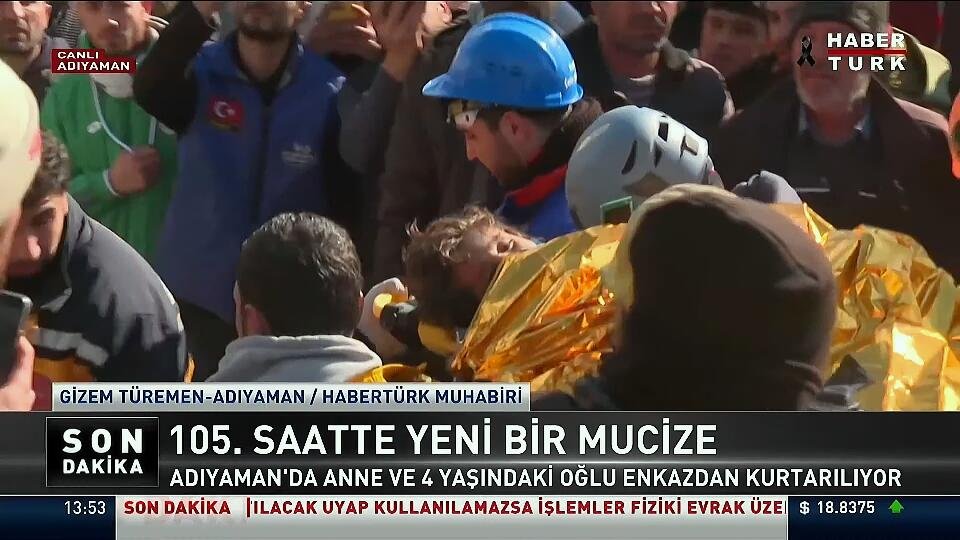beklenenkral's tweet photo. 105 saatin sonunda şu an Adıyaman'da 4 yaşındaki Yağız Komşu enkazdan çıkartıldı. Birazdan da onu yaşatmak için bunca saattir kucağında koruyan annesi Ayfer Komşu çıkartılacak. Şükürler olsun. https://t.co/pU1Fo1VXIf