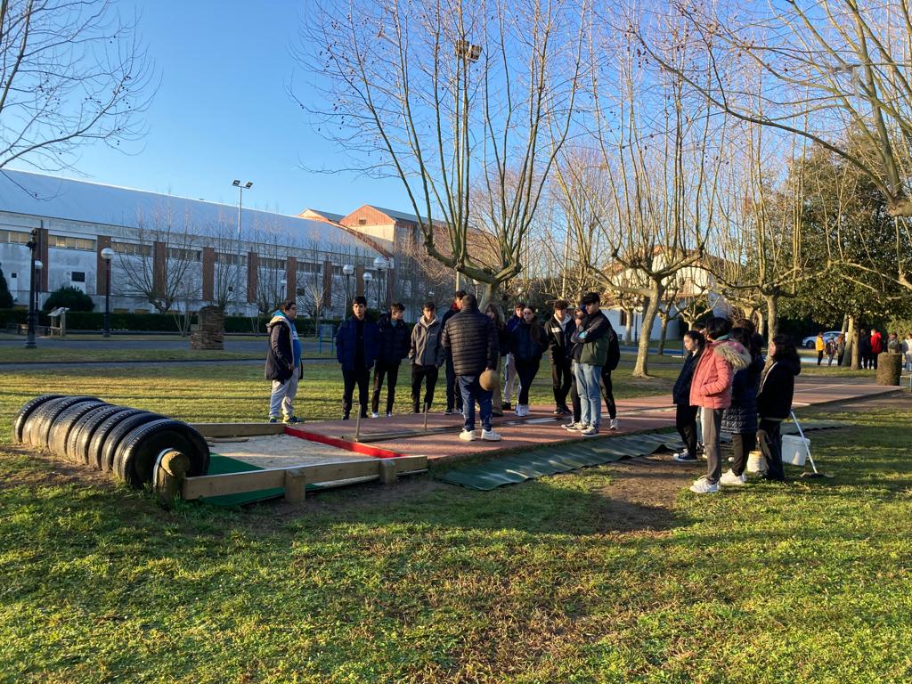 Nuestro alumnado de 3ºESO está participando en el Proyecto "Madera de Ser" conociendo las diversas modalidades de bolos que se practican en Cantabria. Bolo Palma, Bolo Pasiego, Pasabolo Losa y Pasabolo Tablón #maderadeser #bolos #iesvillajunco