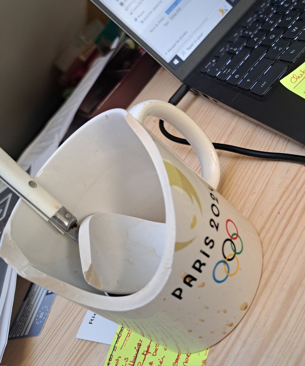 MASSALYDESVAUX's tweet photo. Café renversé ☕️ , mug HS, la journée commençait mal ce matin...🙄😄 #needanotherone @Paris2024 🤩🤗 https://t.co/ZLjtaK02FH