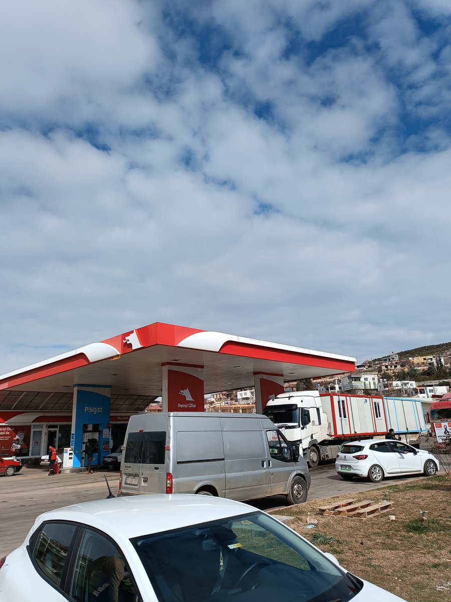 Bu yavrucak Pazarcık petrol ofisinde. Mama su vermeye çalıştık ama canı çok acıyor muhtemelen. Kalabalık ekip olduğumuz için ve bir an evvel Adıyaman'a ulaşmamız gerektiği için bıraktık orada. Nolur <a href="/HaytapOfficial/">Semtiemt</a> <a href="/PawGuardsTr/">Paw Guards | Pati Koruyucuları</a> <a href="/yasamhaklar/">Yaşam Hakları Derneği(yahader)</a> <a href="/YasamHakkiKoru/">Yaşam Hakkı Koruyucuları</a> yardım etsin nolur