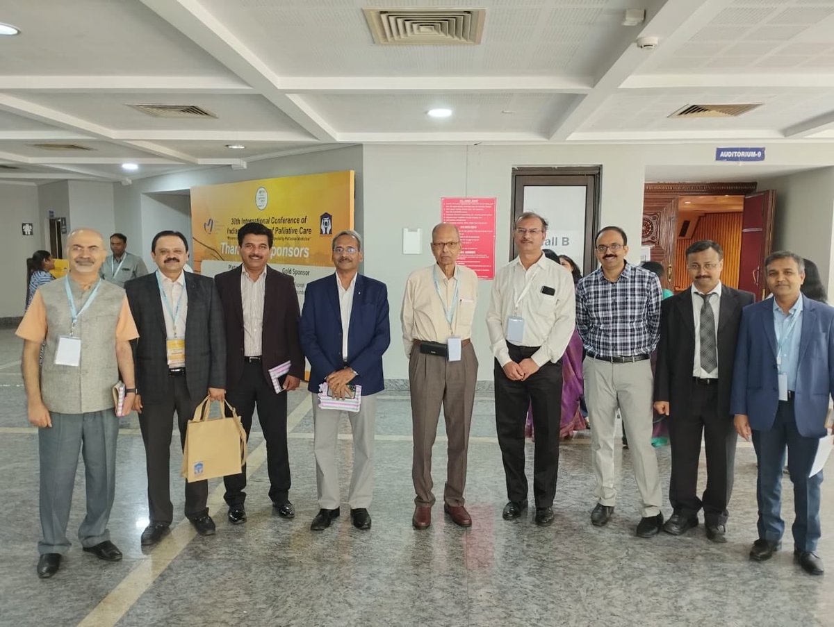 With Dr Manjunath Shetty, @drsanjaysriniv1, @GurudevDr, Dr MK Mani, @Ravindraprabh16, @shankarmmcmed, Dr Prashant and @GireeshMS8 (from L to R) at the @NIMHANS_BLR Convention Centre for the #IAPCON 2023. Great work by the organizers 👉 highlighting palliative care in #CKD pts.