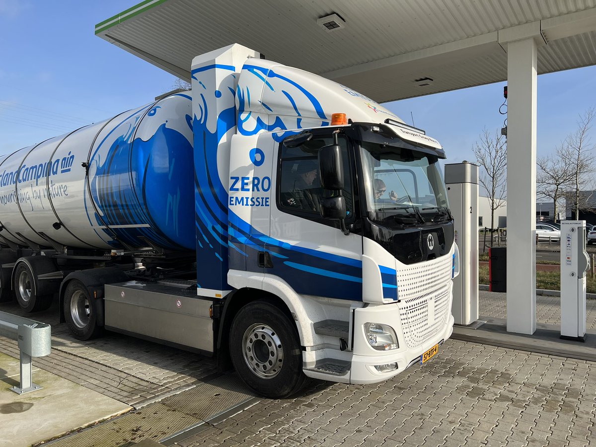 Ben ik bij ons waterstof tankstation om tube trailer naar electrolyser om te schakelen, kom je Iep van de Meer tegen van BIGTRUCK <a href="/IepvanderMeer/">BIGtruck</a> uiteraard direct de techniek van waterstof productie en tankstation laten zien
#Holthausen <a href="/H2Centrum/">Holthausen Clean Technology</a>

<a href="/FreddieOvinge/">Freddie Ovinge</a> <a href="/FrieslndCampina/">FrieslandCampina</a>