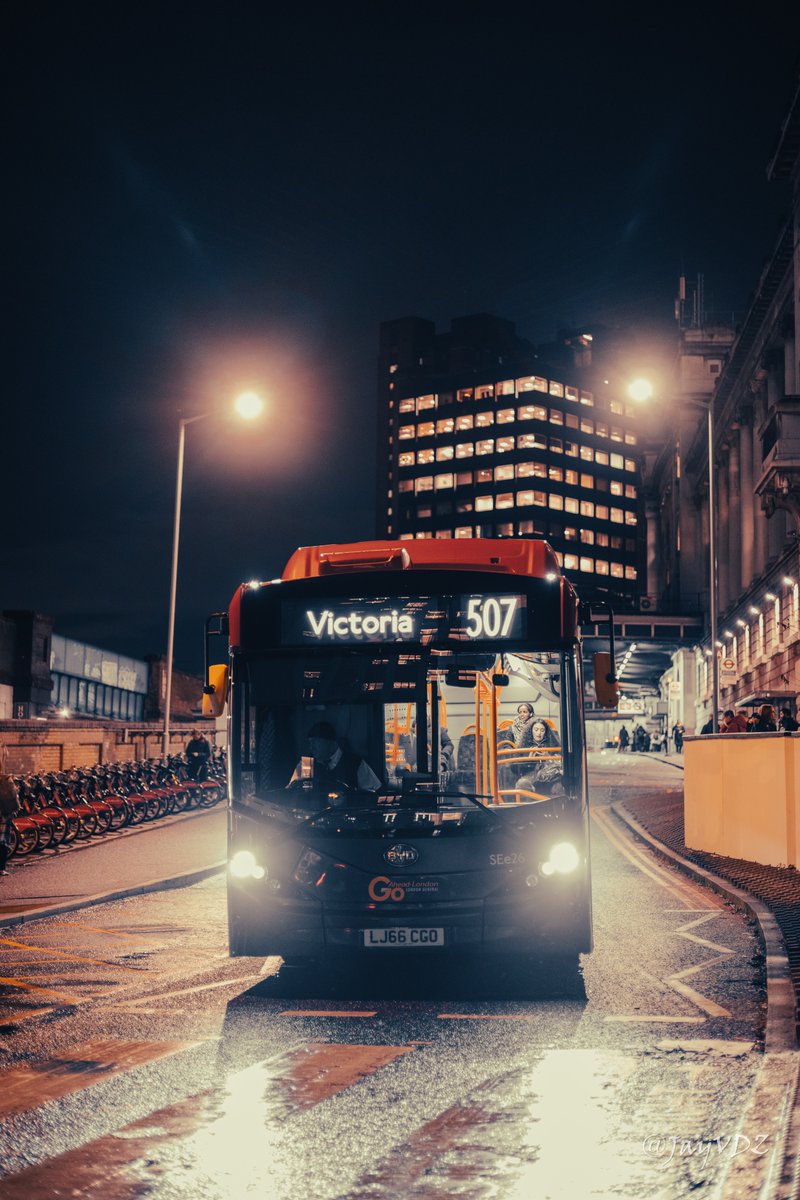 Rush hour. #night #nightphotography #london #uk #waterloo #rushhour #commute #cab #taxi #bus #people #bw #blackandwhitephotography #city #citylife #crossing #justgoshoot #visualsoflife #dark #streetphotography #bnw #bnw_insta