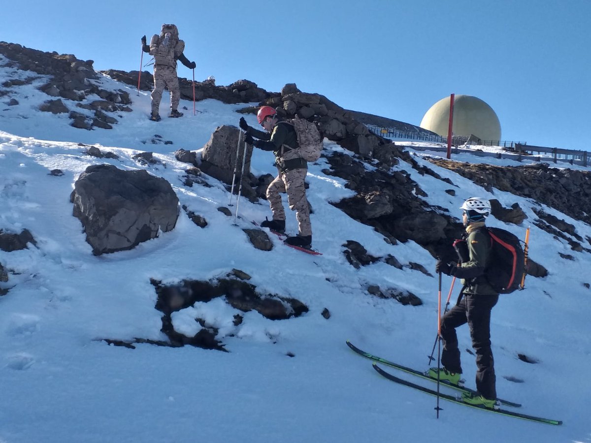 EjercitoAire's tweet photo. Si alguien sabe de frío en el @EjercitoAire esos son nuestros compañeros del #EVA12 🏔️ 📡 ubicado en Burgos.
Relevos de más de 10 km a pie 🎿 para seguir cumpliendo su misión.
A ellos, el muro de hielo de Juego de Tronos se les queda pequeño 🙂
¡Gracias, compañeros! 👍 https://t.co/2bPRp3epDa