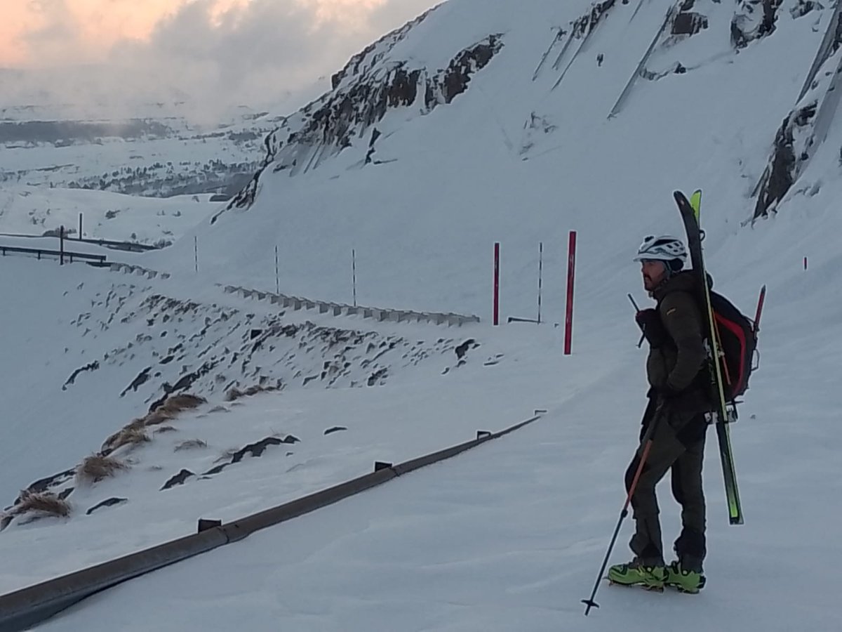 EjercitoAire's tweet photo. Si alguien sabe de frío en el @EjercitoAire esos son nuestros compañeros del #EVA12 🏔️ 📡 ubicado en Burgos.
Relevos de más de 10 km a pie 🎿 para seguir cumpliendo su misión.
A ellos, el muro de hielo de Juego de Tronos se les queda pequeño 🙂
¡Gracias, compañeros! 👍 https://t.co/2bPRp3epDa