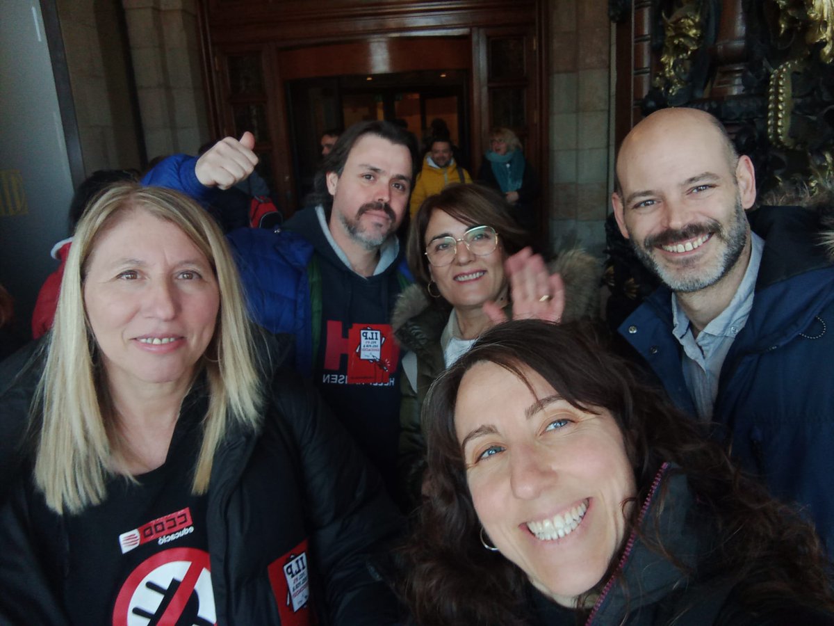CCOOLleida's tweet photo. 📢Avui les companyes i companys d’Educació de CCOO Lleida són al Parlament x jurar o prometre com a fedataris/es d recollida signatures ILP (iniciativa legislativa popular) x reclamar el 6 %  pressupost per a l’educació al nostre país.
Estem esperant els fulls per signar! 🖊️🖊️ https://t.co/tTpfM7gJdS