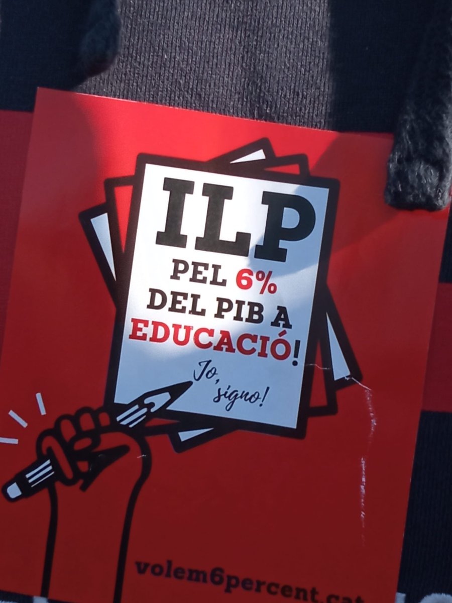 CCOOLleida's tweet photo. 📢Avui les companyes i companys d’Educació de CCOO Lleida són al Parlament x jurar o prometre com a fedataris/es d recollida signatures ILP (iniciativa legislativa popular) x reclamar el 6 %  pressupost per a l’educació al nostre país.
Estem esperant els fulls per signar! 🖊️🖊️ https://t.co/tTpfM7gJdS