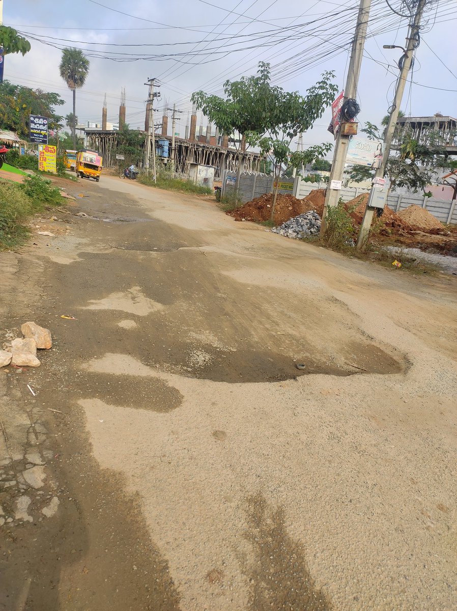 GuntiVarun3's tweet photo. Sir greetings, this is the route from anjanapuri colony to jangon road the road is like hell.
*My request is please order the authority (munspality)  to arrange the proper road in this way.
*If the government doesn't have a budget then please 🥺 fill pot holes.
*Save lives 🙏 🇮🇳 https://t.co/VjQg2uGRPR