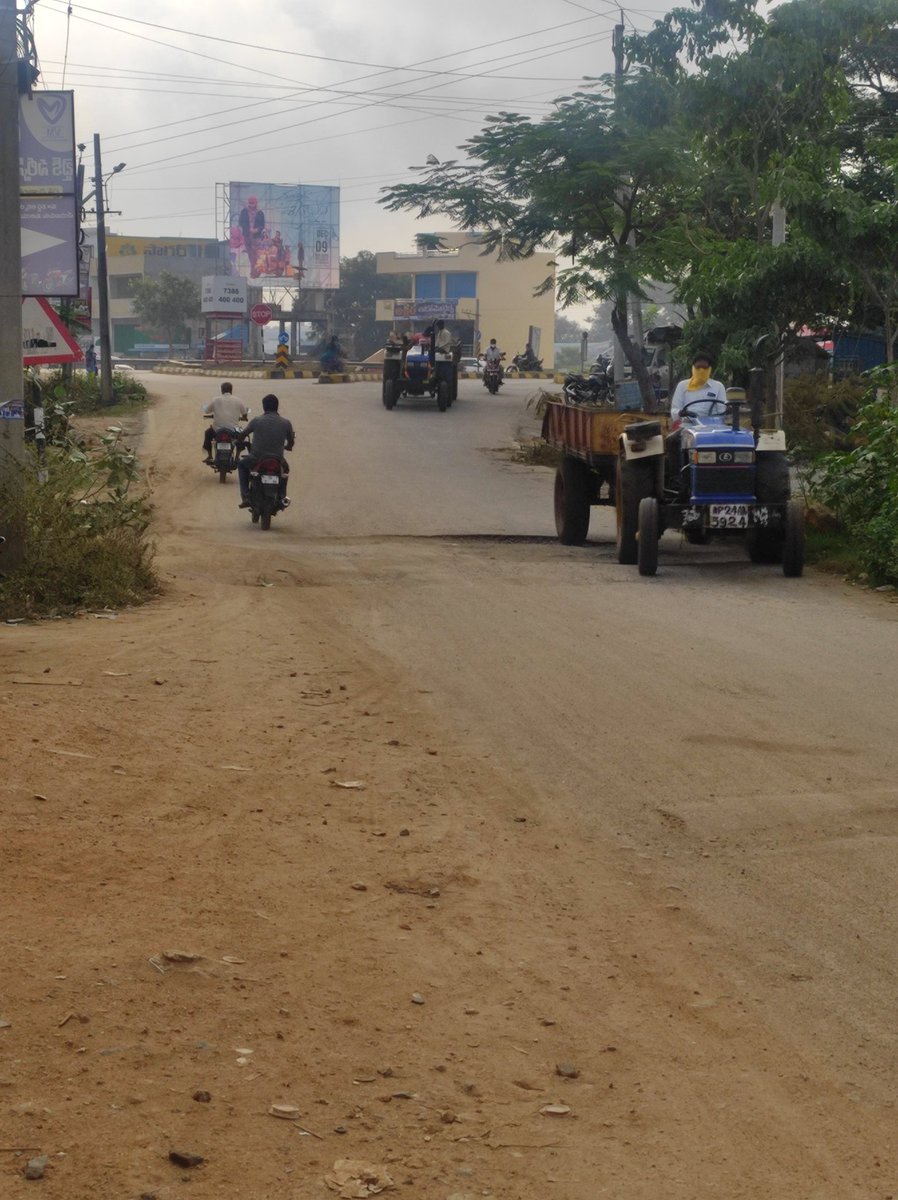 GuntiVarun3's tweet photo. Sir greetings, this is the route from anjanapuri colony to jangon road the road is like hell.
*My request is please order the authority (munspality)  to arrange the proper road in this way.
*If the government doesn't have a budget then please 🥺 fill pot holes.
*Save lives 🙏 🇮🇳 https://t.co/VjQg2uGRPR