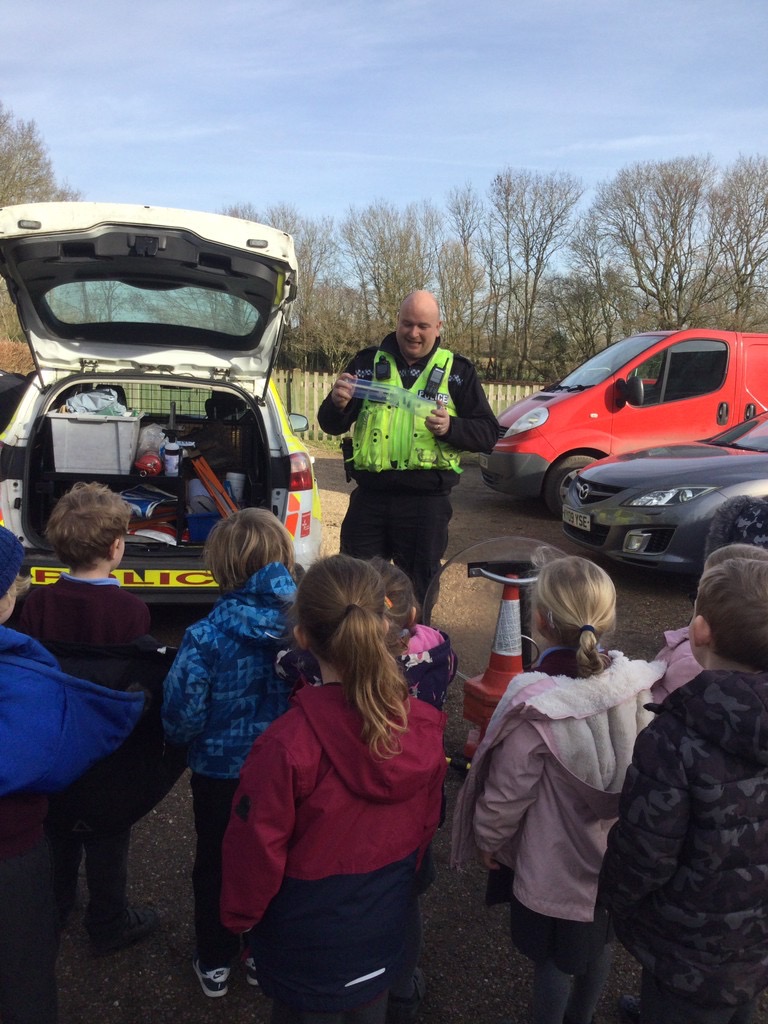 AlburghCE's tweet photo. #AcornsClass had a special visit from the #police today, teaching them all about the important work they do, as part of our topic ‘Help is at hand’. A big thank you to PC Steve Phillips and Sue Matthews for giving up their time. #norfolkconstabulary @NorfolkPolice @DimensionsCC https://t.co/bCMsTQ7Gev