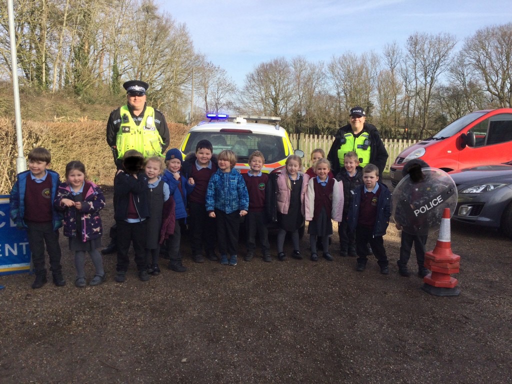 AlburghCE's tweet photo. #AcornsClass had a special visit from the #police today, teaching them all about the important work they do, as part of our topic ‘Help is at hand’. A big thank you to PC Steve Phillips and Sue Matthews for giving up their time. #norfolkconstabulary @NorfolkPolice @DimensionsCC https://t.co/bCMsTQ7Gev