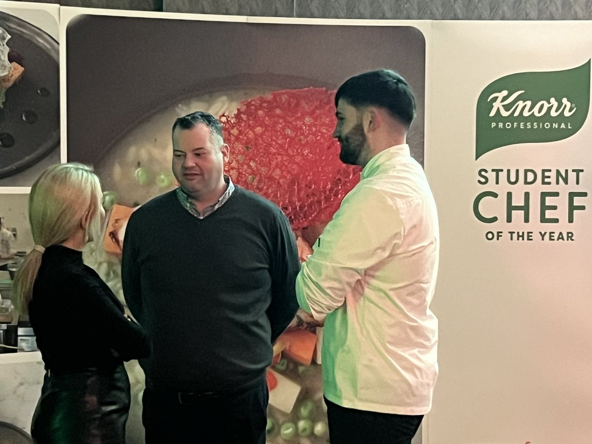 Culinary conversations at ‘Knorr Student Chef of the Year 2023’🧑🏻‍🍳
- Chef/Judge- Student- Mentor -
Well done Neil (year 2 TU742) a great student ambassador🙌
@TUDCulinaryTC @MichaelsCoDub @DeniseM2468 #culinaryeducation #LoveOurIndustry  @AudreyCrone