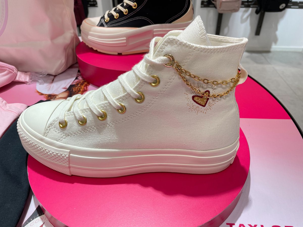 psmark1821's tweet photo. Converse คอลใหม่ สุดจึ้งงงง🌷✨
ชาวเลือดกรุ๊ปบีห้ามพลาด 

เว่อร์มากกก!!! คอนเวิร์สคอลเลคชั่นวาเลนไทน์ 
คนโสดก็ใส่ได้ คนมีแฟนใส่คู่กันรับรองหวานเจี๊ยบบ💖
แถมคนตัวเล็กยังใส่สวยอีก 
เพราะมีรุ่นเสริมส้นโกงความสูงไม่ไหววว https://t.co/Ld4Bk80SbW