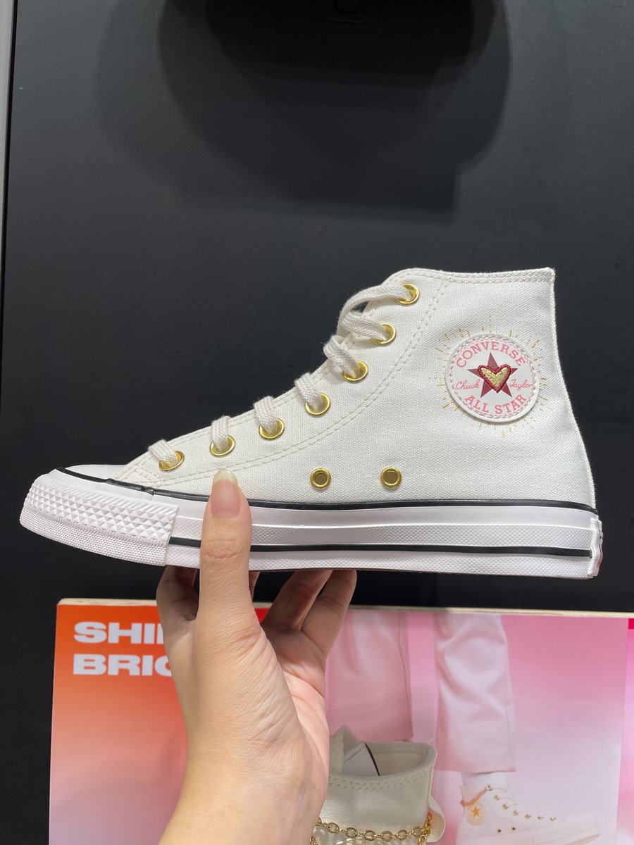 psmark1821's tweet photo. Converse คอลใหม่ สุดจึ้งงงง🌷✨
ชาวเลือดกรุ๊ปบีห้ามพลาด 

เว่อร์มากกก!!! คอนเวิร์สคอลเลคชั่นวาเลนไทน์ 
คนโสดก็ใส่ได้ คนมีแฟนใส่คู่กันรับรองหวานเจี๊ยบบ💖
แถมคนตัวเล็กยังใส่สวยอีก 
เพราะมีรุ่นเสริมส้นโกงความสูงไม่ไหววว https://t.co/Ld4Bk80SbW
