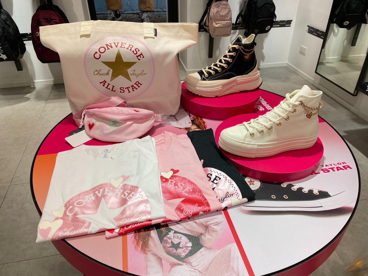 psmark1821's tweet photo. Converse คอลใหม่ สุดจึ้งงงง🌷✨
ชาวเลือดกรุ๊ปบีห้ามพลาด 

เว่อร์มากกก!!! คอนเวิร์สคอลเลคชั่นวาเลนไทน์ 
คนโสดก็ใส่ได้ คนมีแฟนใส่คู่กันรับรองหวานเจี๊ยบบ💖
แถมคนตัวเล็กยังใส่สวยอีก 
เพราะมีรุ่นเสริมส้นโกงความสูงไม่ไหววว https://t.co/Ld4Bk80SbW