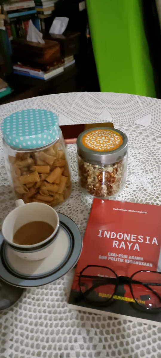 sore ini kombinasi kopi herbal, gula kacang, sumpia dan buku terbaru saya Indonesia Raya....nikmat Allah yg tak mungkin didustakan. ..sehat semua saudara saudaraku tercinta