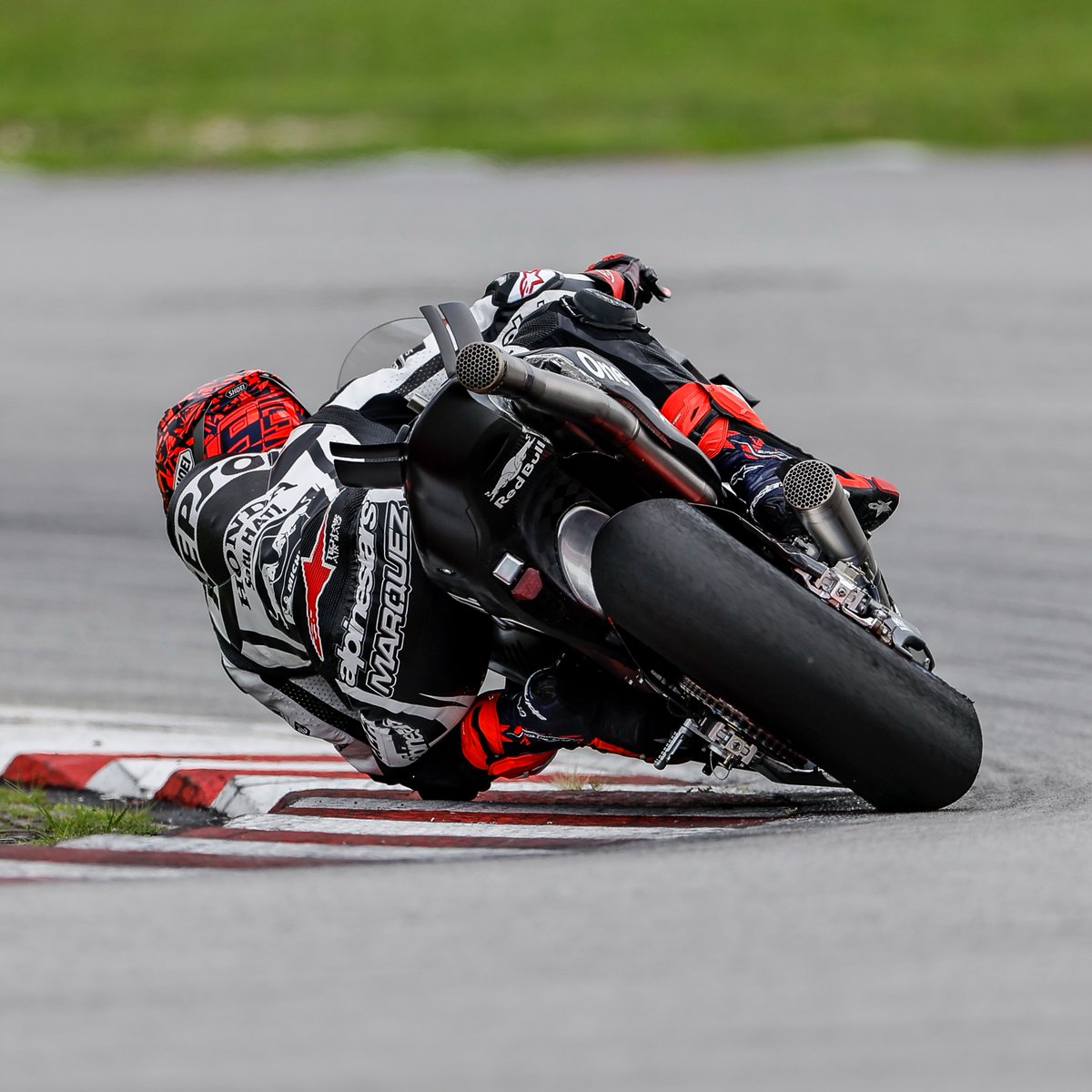box_repsol's tweet photo. Things we love to see again🧡

#SepangTest
#EquipoRepsolHonda
#RepsolHondaTeam
#MM93
#JM36 https://t.co/dOBM5GGD5M