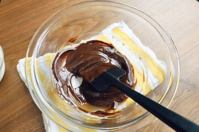 ❷下の層耐熱容器に刻んだ板チョコ1枚半(75g)+砂糖30g+生クリーム40ccを入れたら、500wで40秒チン!30秒待ってから混ぜ溶かす常温のクリームチーズ75g練ったら、溶かしたチョコ3分の1を加え混ぜるそれを溶かしたチョコに混ぜ、タルト型に流して表面を整えたら、2時間ほど冷蔵庫で冷やし固める 
