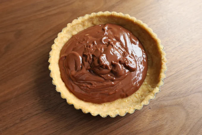 ❷下の層耐熱容器に刻んだ板チョコ1枚半(75g)+砂糖30g+生クリーム40ccを入れたら、500wで40秒チン!30秒待ってから混ぜ溶かす常温のクリームチーズ75g練ったら、溶かしたチョコ3分の1を加え混ぜるそれを溶かしたチョコに混ぜ、タルト型に流して表面を整えたら、2時間ほど冷蔵庫で冷やし固める 