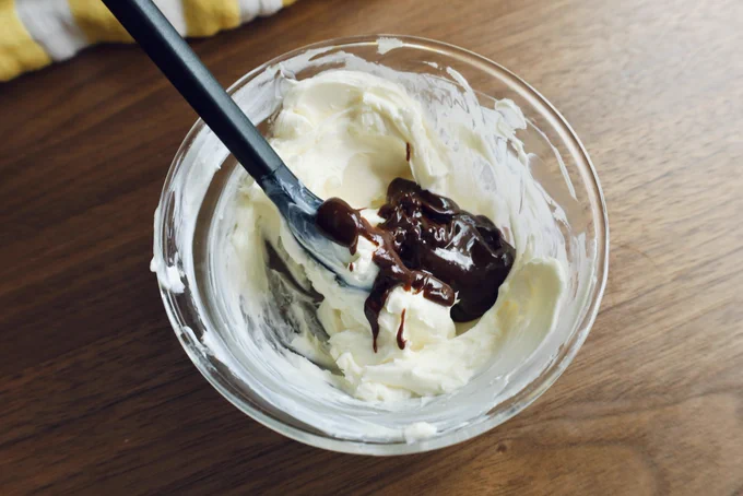 ❷下の層耐熱容器に刻んだ板チョコ1枚半(75g)+砂糖30g+生クリーム40ccを入れたら、500wで40秒チン!30秒待ってから混ぜ溶かす常温のクリームチーズ75g練ったら、溶かしたチョコ3分の1を加え混ぜるそれを溶かしたチョコに混ぜ、タルト型に流して表面を整えたら、2時間ほど冷蔵庫で冷やし固める 