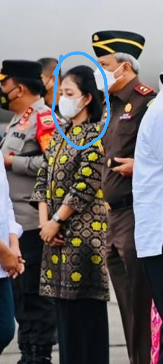 Betul sekali Mase..
BTW ada yg ngelirik sepatu Bu irianan 😁😁