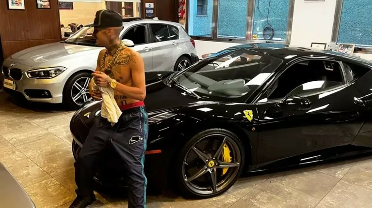 NYGBertie's tweet photo. L-Gante compró una Ferrari 458 Italia en US$ 570.000
La pagó cash.
En la radio están dando la noticia y diciendo q debería ser una operación bancarizada y q debería pasar por la AFIP.
El tipo se la ganó honestamente pero hay demasiada gente con la esclavitud fiscal en las venas. https://t.co/e004MM370O